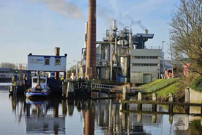 Brandweerduikers halen persoon uit water
