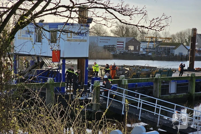 Brandweerduikers halen persoon uit water