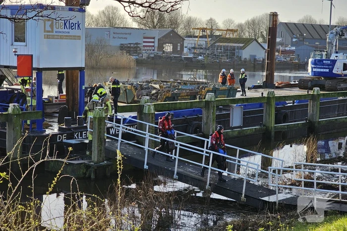 Brandweerduikers halen persoon uit water