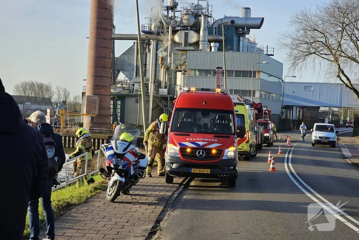 Brandweerduikers halen persoon uit water