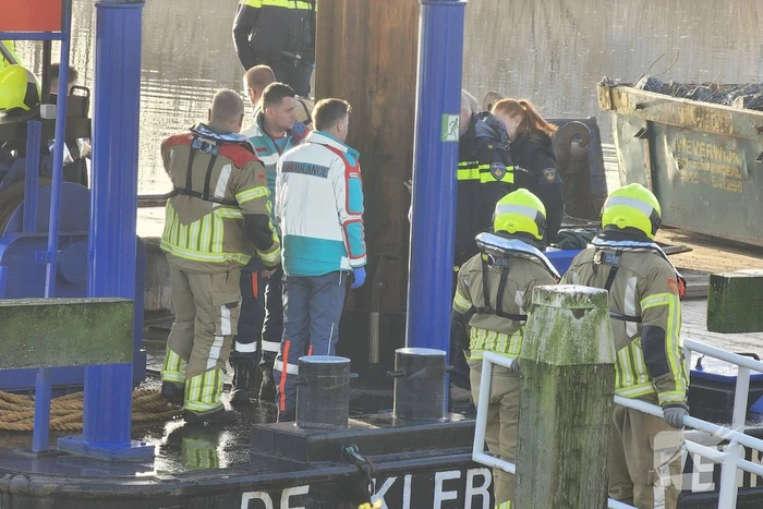 Brandweerduikers halen persoon uit water
