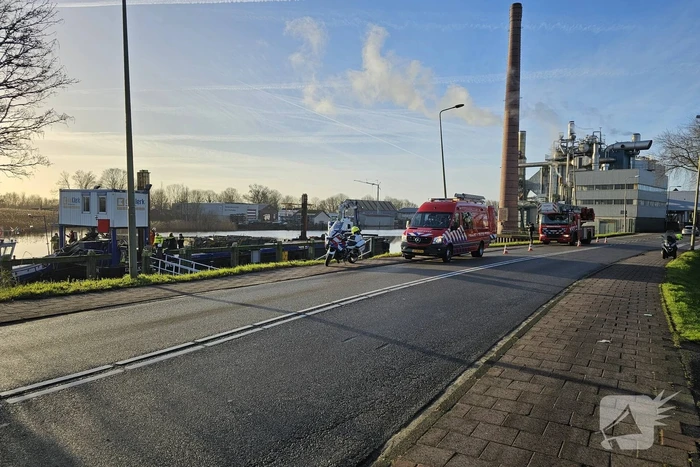 Brandweerduikers halen persoon uit water