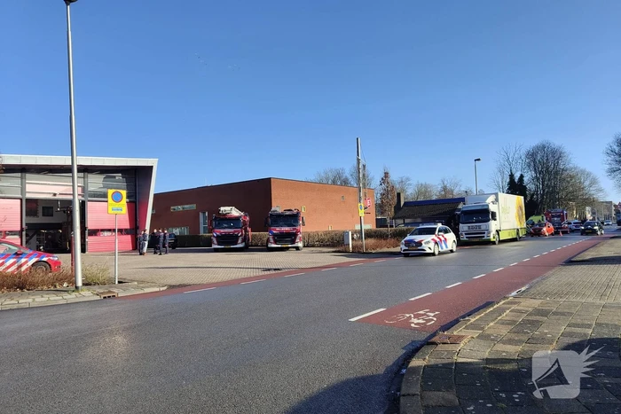 Twee personenauto's botsen op kruising