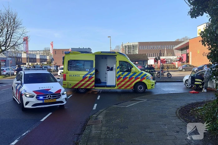 Twee personenauto's botsen op kruising