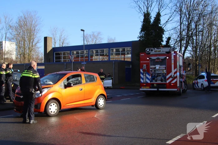 Twee personenauto's botsen op kruising