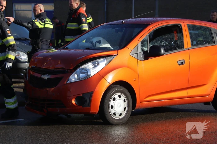 Twee personenauto's botsen op kruising