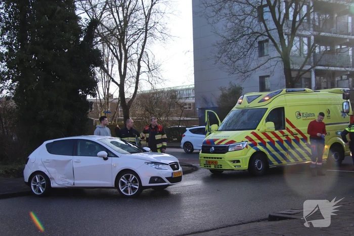 Twee personenauto's botsen op kruising