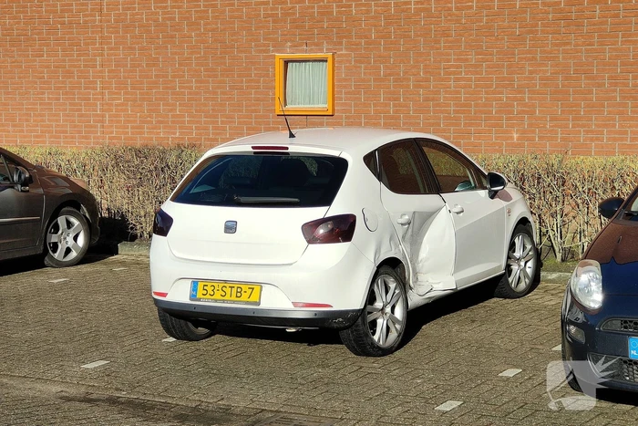 Twee personenauto's botsen op kruising