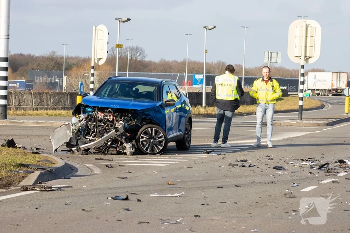 Opvallende politie auto en personenauto botsen