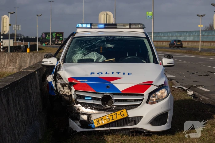 Opvallende politie auto en personenauto botsen