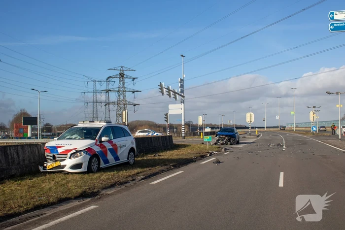 Opvallende politie auto en personenauto botsen