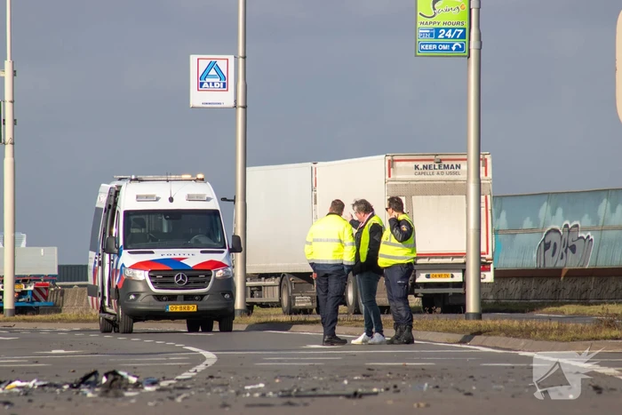 Opvallende politie auto en personenauto botsen