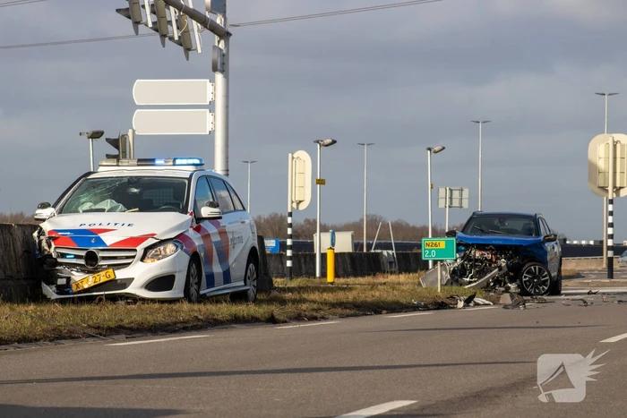 Opvallende politie auto en personenauto botsen