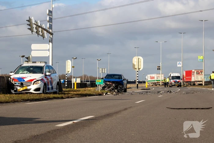 Opvallende politie auto en personenauto botsen