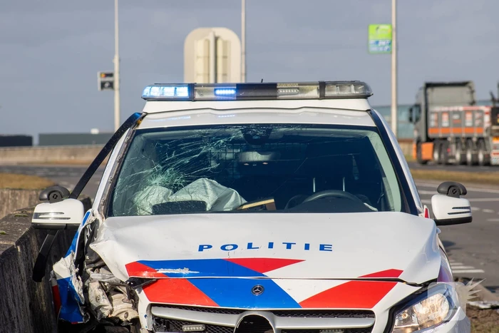 Opvallende politie auto en personenauto botsen