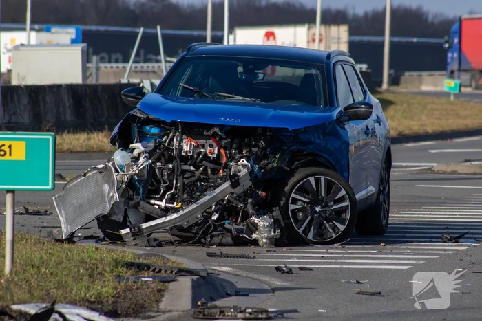 Opvallende politie auto en personenauto botsen