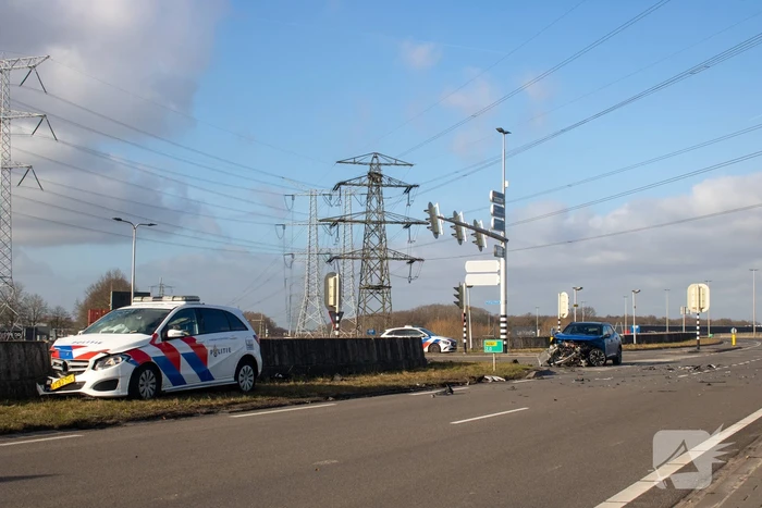 Opvallende politie auto en personenauto botsen