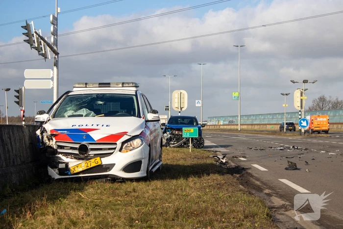 Opvallende politie auto en personenauto botsen