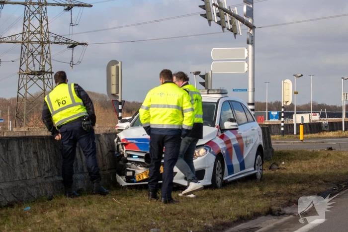 Opvallende politie auto en personenauto botsen
