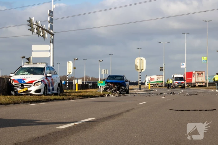 Opvallende politie auto en personenauto botsen