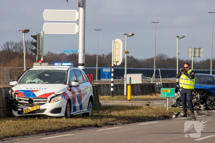 Opvallende politie auto en personenauto botsen