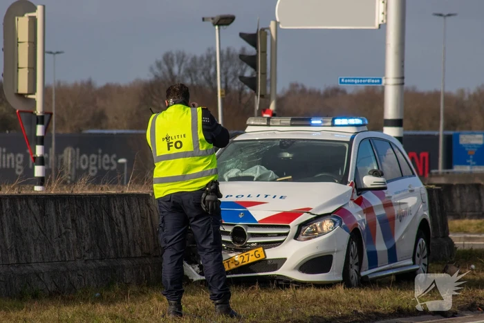 Opvallende politie auto en personenauto botsen