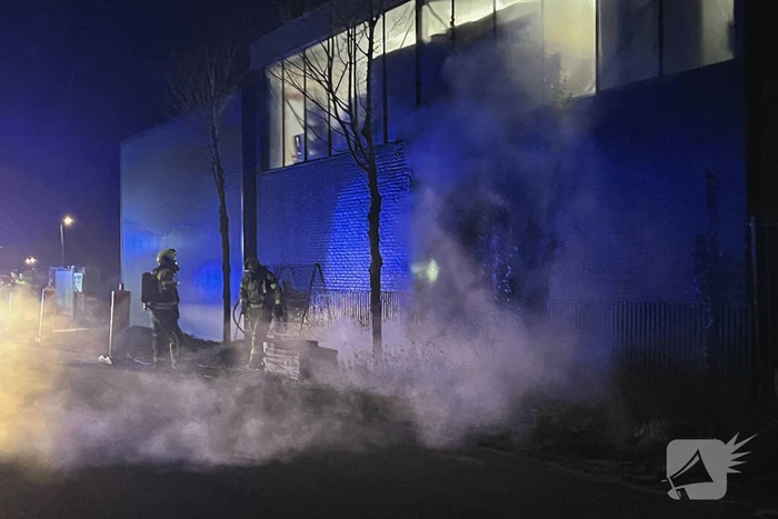 Buitenbrand tegen pand snel geblust