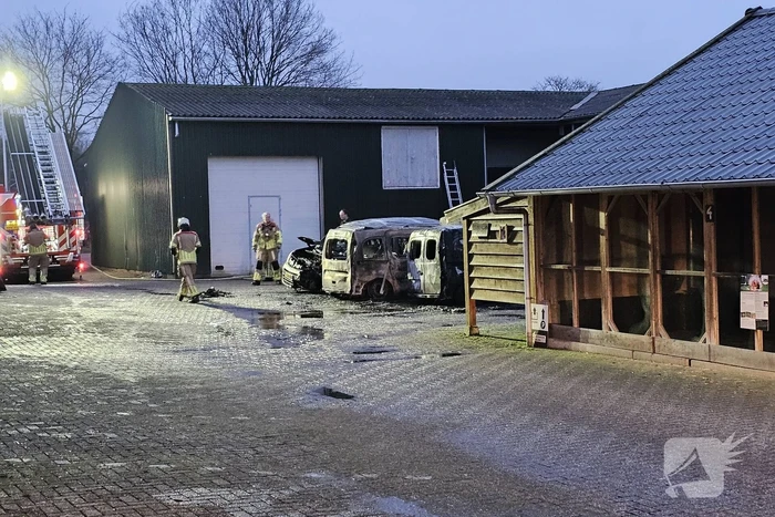 Meerdere voertuigen door brand verwoest
