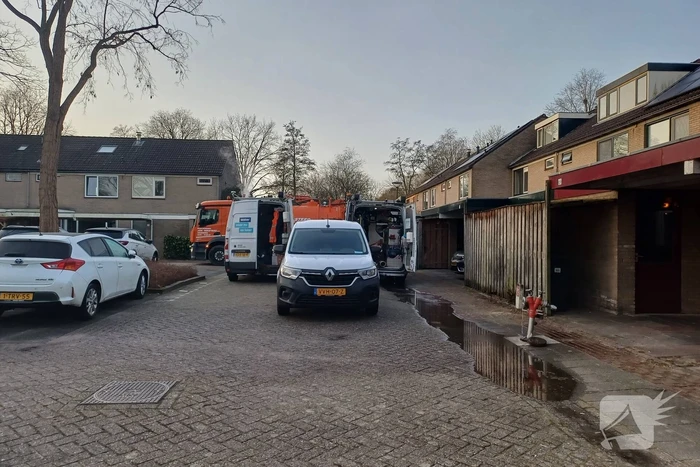Flink gat in de weg na waterleidingbreuk