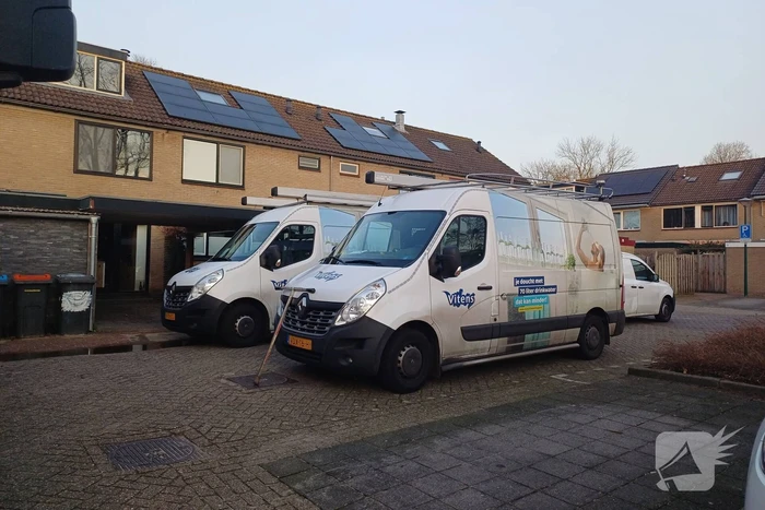 Flink gat in de weg na waterleidingbreuk