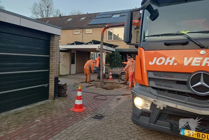 Flink gat in de weg na waterleidingbreuk