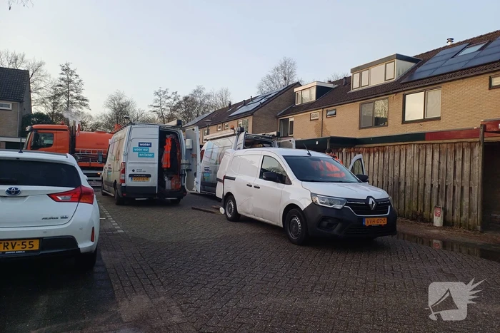 Flink gat in de weg na waterleidingbreuk