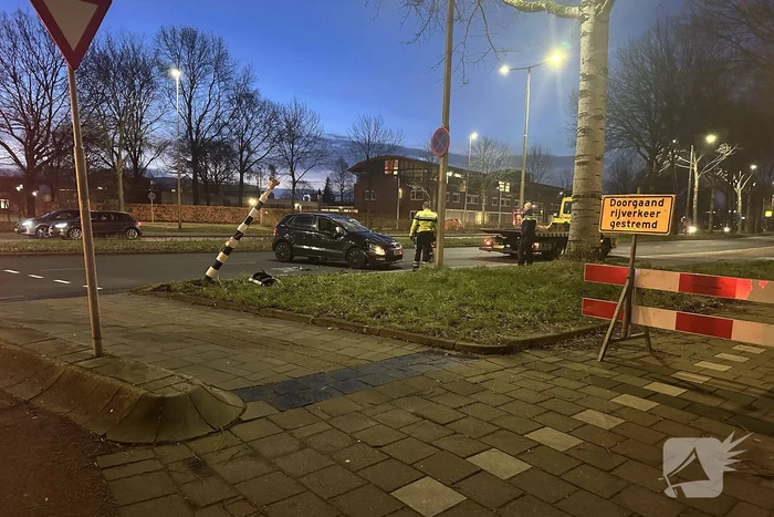 Auto knalt op verkeerslichten en slaat over de kop
