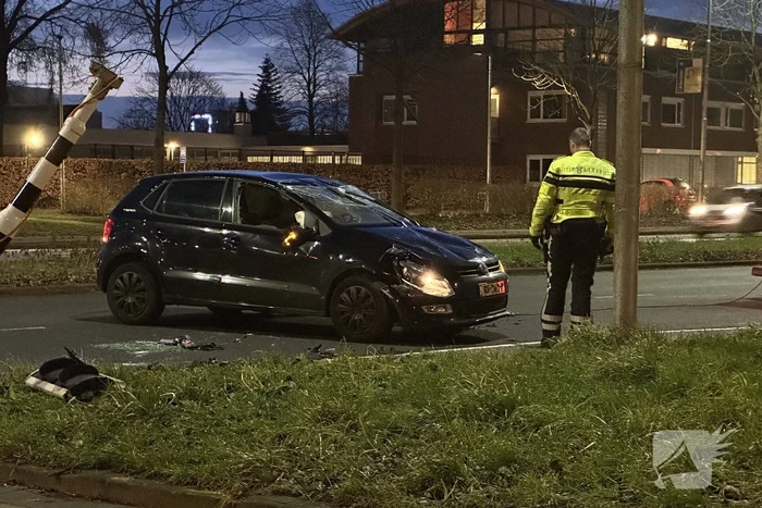 Auto knalt op verkeerslichten en slaat over de kop