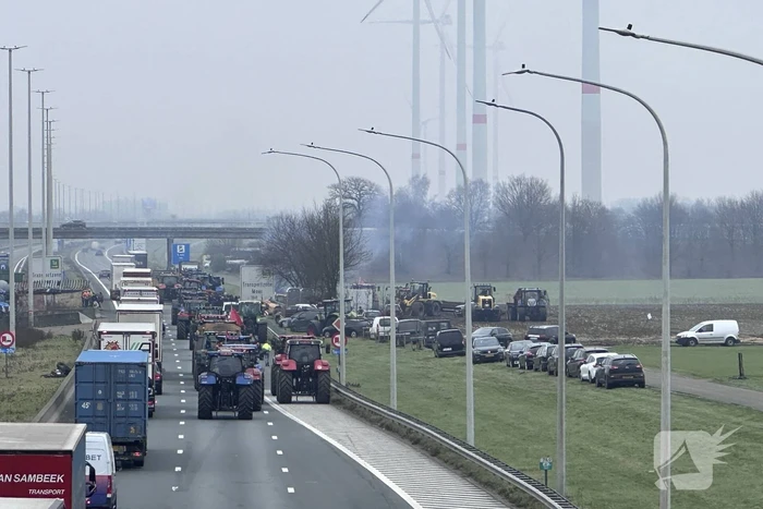 Lange file door boerenprotest in België