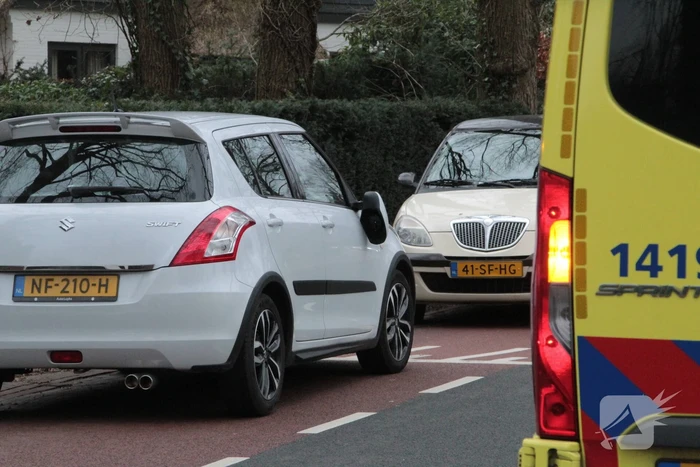 Fietser gaat onderuit na botsing met autospiegel