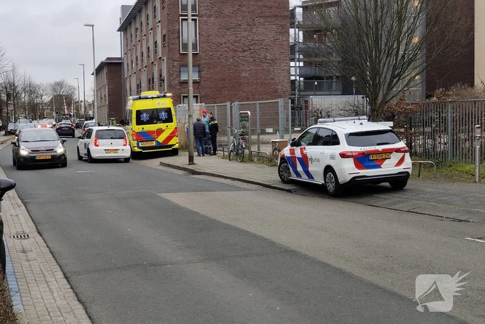 Fietser gewond bij botsing met personenauto tijdens inhaalactie