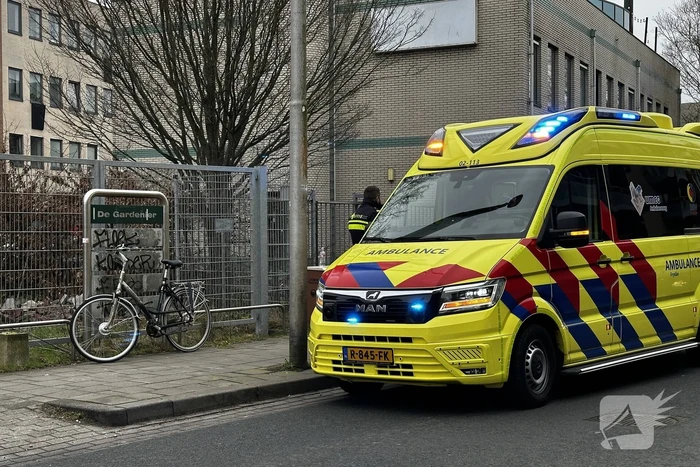 Fietser gewond bij botsing met personenauto tijdens inhaalactie