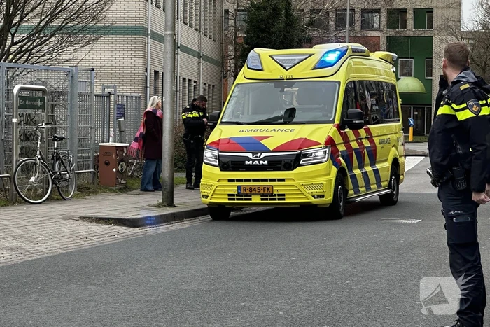 Fietser gewond bij botsing met personenauto tijdens inhaalactie