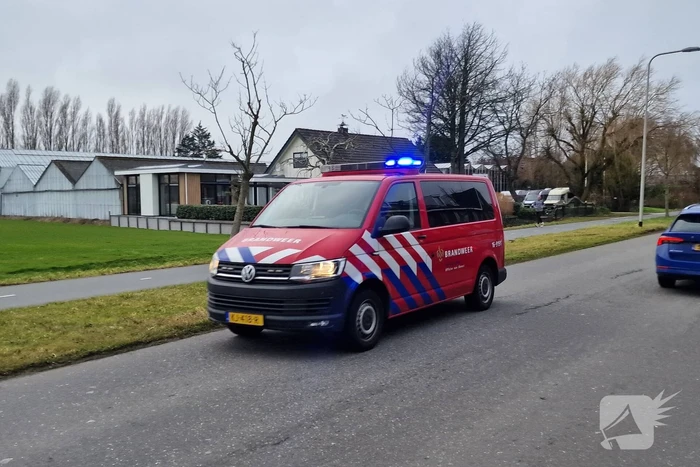 Brandweerlieden doen onderzoek naar gaslucht