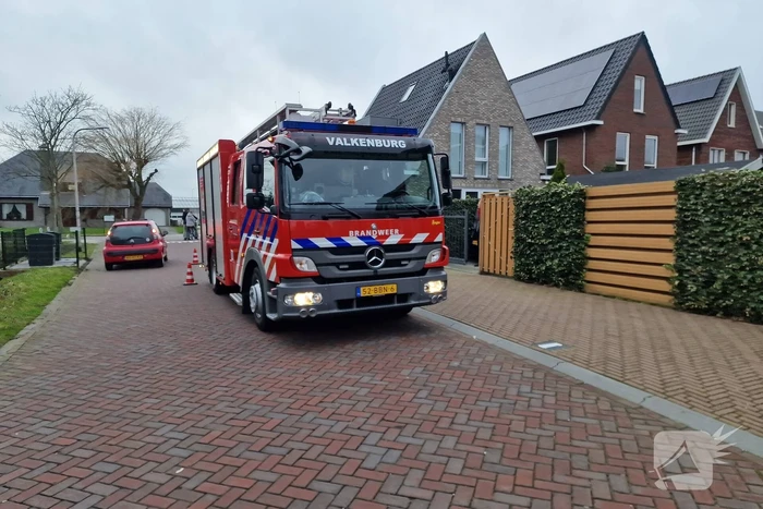 Brandweerlieden doen onderzoek naar gaslucht