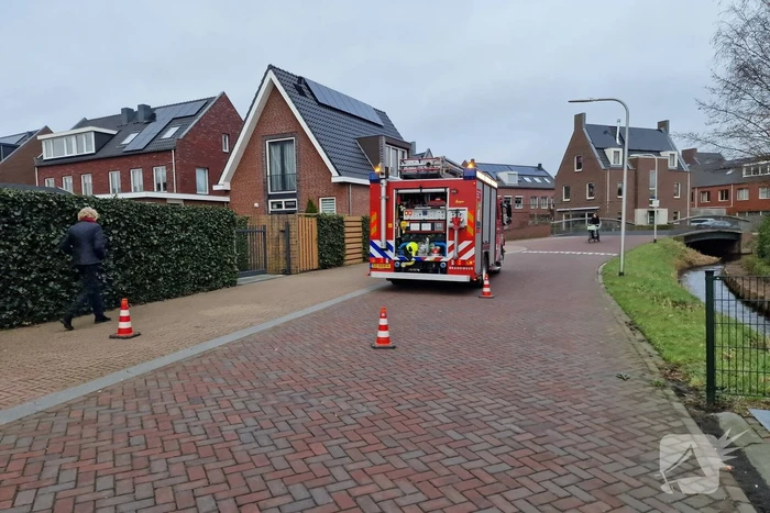 Brandweerlieden doen onderzoek naar gaslucht