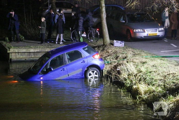 Auto belandt in water
