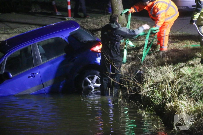 Auto belandt in water
