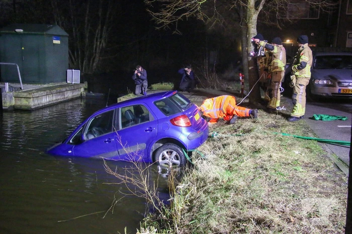 Auto belandt in water