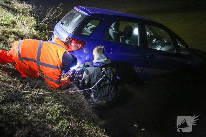 Auto belandt in water