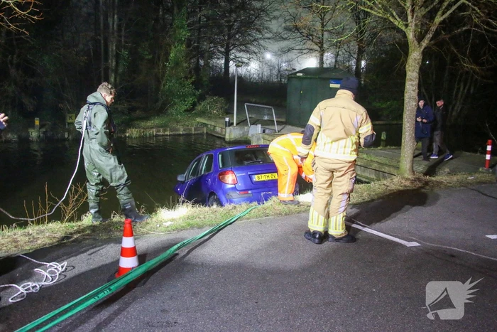 Auto belandt in water