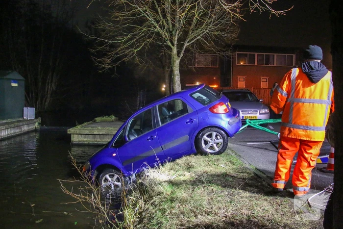 Auto belandt in water