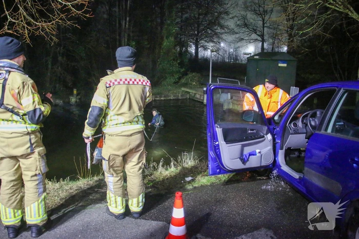 Auto belandt in water