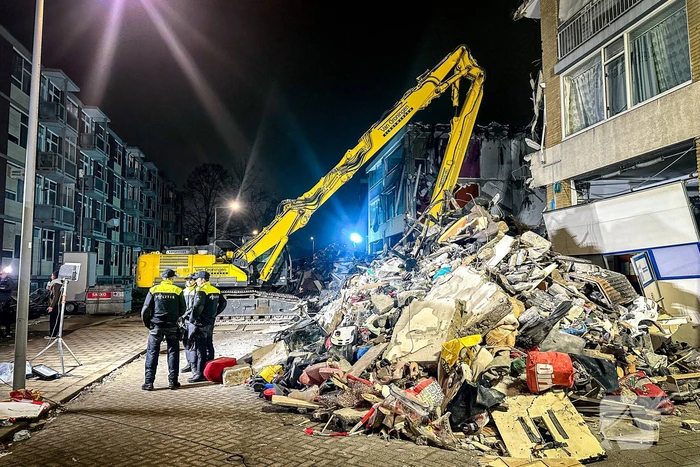 Eerste bloemen neergelegd bij rampplek